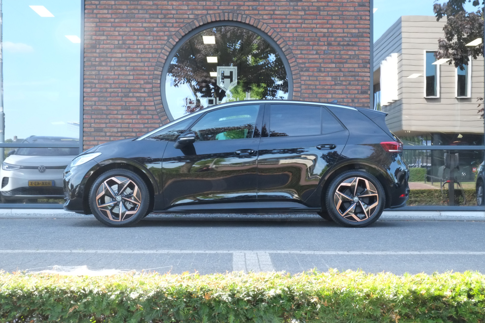 47074876-3.jpg